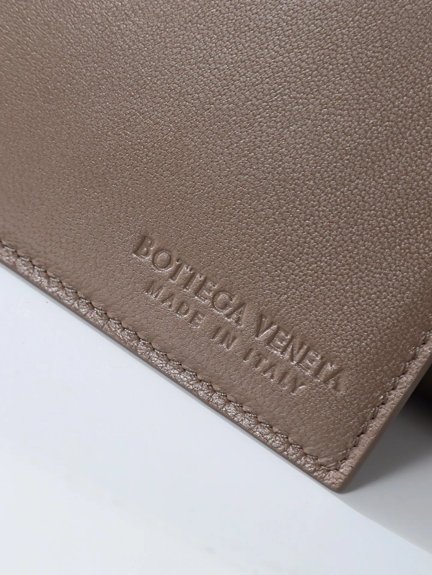 Batch 3300. The 24th early autumn new model Andiamo Parachute is made of a whole piece of woven leather. It is processed with folding stitching at the four corners # Craftsmanship and creativity. Large size is atmospheric and practical. One of the must-selects for BV. Large space, can hold a computer, shoulder straps are thick, and the upper shoulder is very comfortable. Large parachute upper body real photo can be carried on the back. The upper body is versatile and cute☺️ Style number: 796571 Size: 30*26*20cm
